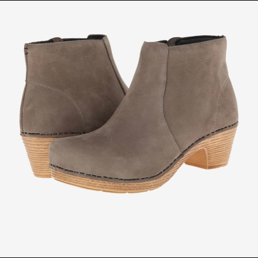 Like New Dansko Maria (Taupe) Milled Nubuck boots Size 39